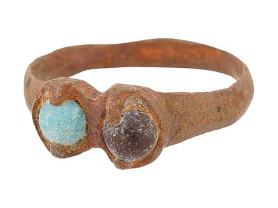 ANCIENT ROMAN RING W DOUBLE GLASS STONES 100 TO 300 AD. An ancient Roman gold ring, dating from 