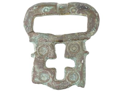 ANCIENT BYZANTINE BRONZE BELT BUCKLE WITH A CROSS MOTIF. An ancient Byzantine bronze belt buckle 