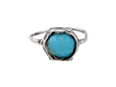 ANCIENT ROMAN SILVER RING WITH A TURQUOISE STONE. An ancient Roman silver ring, dating from 100 