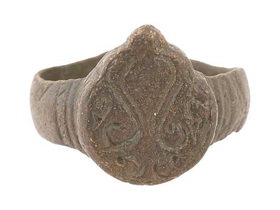 ANCIENT BYZANTINE EMPIRE BRONZE SIGNET RING. An ancient Byzantine bronze signet ring. Ca. 300 to 