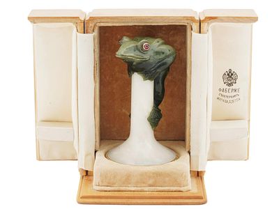 RUSSIAN GOLD JADE QUARTZ FROG FIGURINE IN CASE. A Russian hand carved 56 Gold, Jade and Quartz 