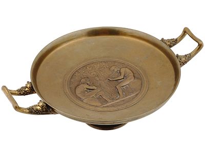 ANTIQUE FRENCH BRONZE TAZZA BY FERDINAND LEVILLAIN. An antique French Neoclassical bronze tazza. 