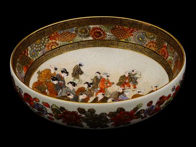 SMALL ANTIQUE JAPANESE MEIJI SATSUMA PORCELAIN BOWL. A small antique Japanese Meiji period 