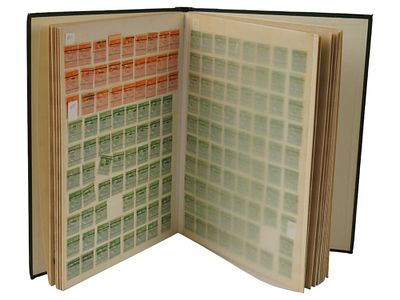 COLLECTION OF VINTAGE AMERICAN POSTAGE STAMPS. A collection of vintage American postage stamps 