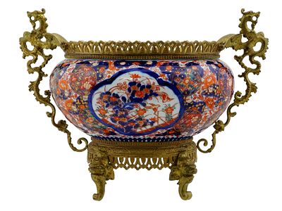 ANTIQUE JAPANESE IMARI HAND PAINTED PORCELAIN BOWL. An antique Japanese Imari hand painted 