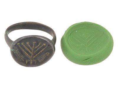 ANCIENT ROMAN EMPIRE ENGRAVED MENORAH BRONZE RING. An ancient Late Roman bronze ring engraved 