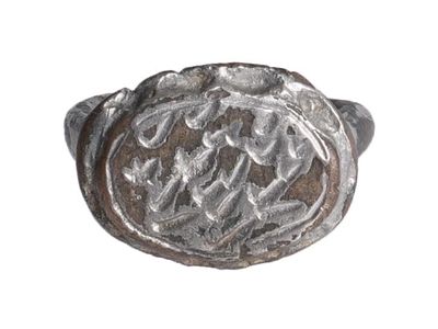 ANCIENT ISLAMIC SILVERED BRONZE SIGNET RING. An ancient Islamic signet ring. Ca. 600 to 800 AD. 