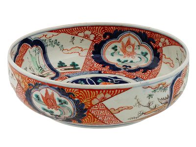 ANTIQUE JAPANESE IMARI PORCELAIN SERVING BOWL. An antique Japanese Imari-style porcelain serving 