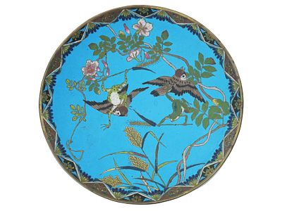 ANTIQUE JAPANESE MEIJI ERA CLOISONNE ENAMEL PLATE. An antique Japanese late Meiji era decorative 