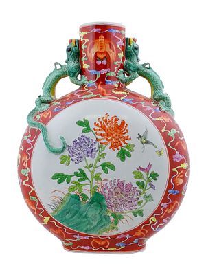 ANTIQUE CHINESE QING PORCELAIN MOON FLASK VASE. An antique Chinese hand-painted porcelain vase 