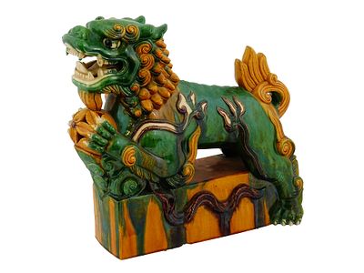 CHINESE HAND PAINTED CERAMIC FOO DOG FIGURINE. A Chinese hand painted ceramic Foo Dog figurine. 