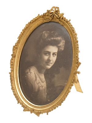 АНТИКВАРНАЯ ФОТОМИНИАТЮРА ЖЕНСКОГО ПОРТРЕТА В РАМЕ. Антикварная фотоминиатюра, изображающая 