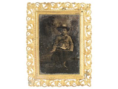 ANTIQUE VICTORIAN DAGUERREOTYPE PHOTO PORTRAIT OF A BOY. An antique Victorian-era daguerreotype 