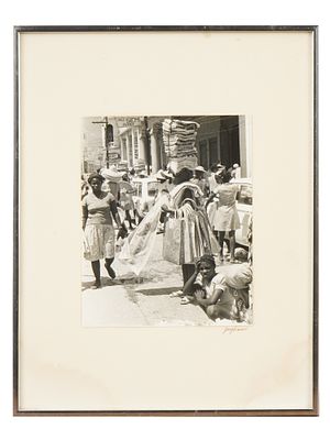 ВИНТАЖНАЯ Ч/Б ФОТОГРАФИЯ МАРОККАНСКОГО РЫНКА, ПОДПИСАННАЯ ДЖЕНИ АЙСНЕР. Винтажная черно-белая 