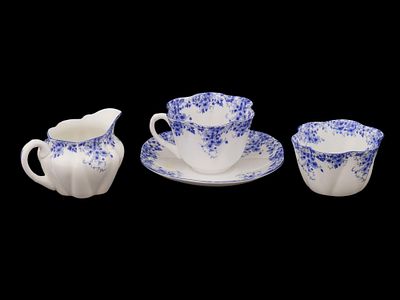 ВИНТАЖНЫЕ АНГЛИЙСКИЕ ФАРФОРОВЫЕ ИЗДЕЛИЯ SHELLEY DAINTY BLUE. Четыре винтажных английских 