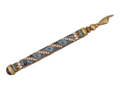RUSSIAN JUDAICA GILT SILVER ENAMEL GEMS TORAH POINTER. A Russian gilt silver Torah pointer. The 