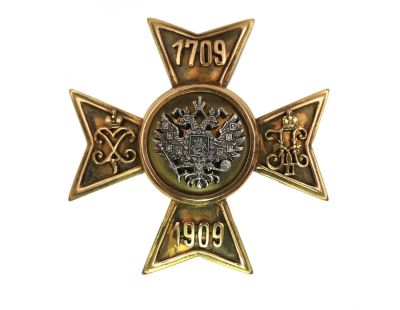 A RUSSIAN GOLD BADGE OF THE DRAGOON REGIMENT. An Imperial Russian gold badge of the 12th Dragoon 