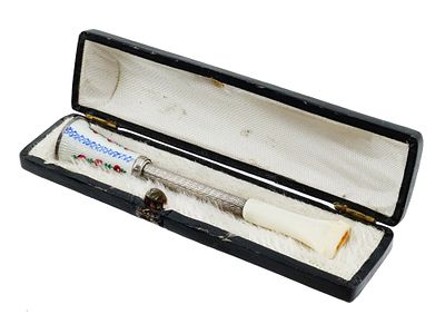 ANTIQUE AUSTRIAN ART DECO ST SILVER CIGARETTE HOLDER. An antique Austrian Art Deco sterling 