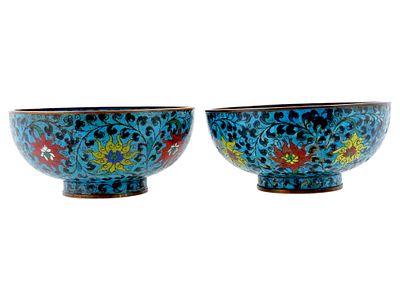 PAIR OF ANTIQUE CHINESE QING CLOISONNE ENAMEL BOWLS. A pair of antique Chinese copper footed 