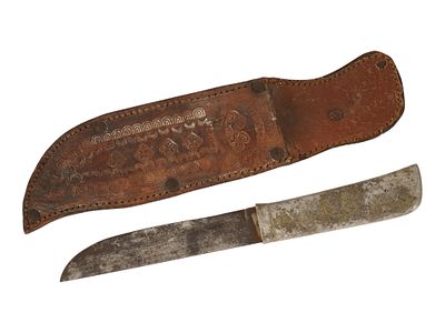 ВИНТАЖНЫЙ ОХОТНИЧИЙ НОЖ С ТИСНЕНЫМИ КОЖАНЫМИ НОЖНАМИ. Винтажный охотничий нож с фиксированным 