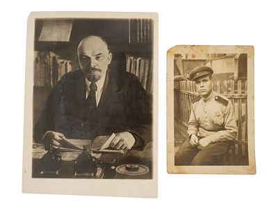 ЛОТ РУССКИХ ПОРТРЕТНЫХ ФОТОГРАФИЙ ЛЕНИНА И СОЛДАТА. Лот из двух памятных предметов. Первый: 