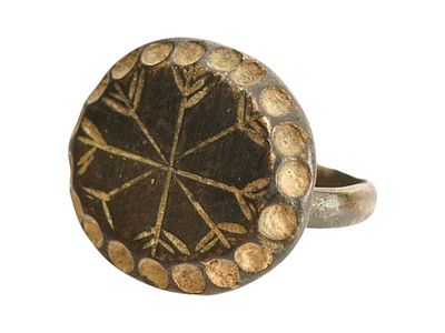 ANCIENT HOLY LAND MENORAH BRONZE RING 200 TO 400 AD. An ancient bronze signet ring, dating from 