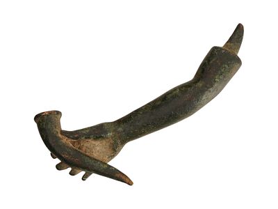 ANCIENT MEDITERRANEAN BRONZE SCULPTURE FRAGMENT. A fragment of an Ancient Mediterranean bronze 