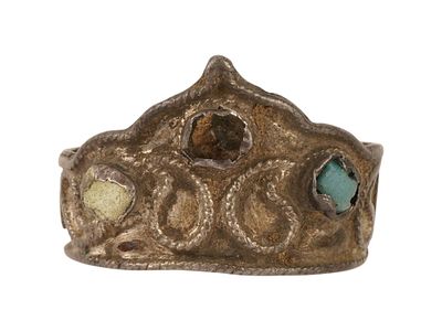 ДРЕВНЕЕ ИСЛАМСКОЕ СЕРЕБРЯНОЕ КОЛЬЦО С ДРАГОЦЕННЫМИ КАМНЯМИ, 600-800 ГГ. Н.Э. Древнее исламское 