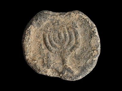 ANCIENT HOLY LAND JUDAICA MENORAH LEAD STAMP SEAL. An Ancient Holy Land lead seal stamp. Dating 