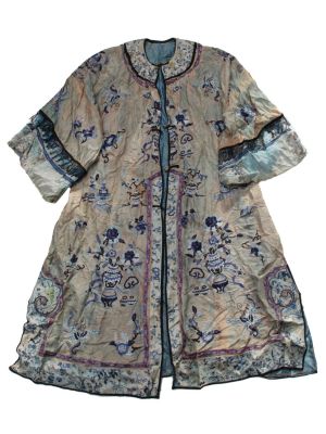 A VINTAGE CHINESE WOVEN SILK ROBE. An early 20th-century silk robe with woven floral patterns in 