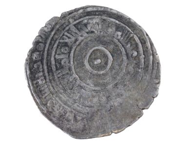 ANTIQUE FATIMID AZIZ BILLAH HALF DIRHAM SILVER COIN. A rare and scarce piece, an antique Fatimid 