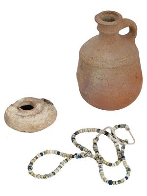 ANCIENT ROMAN GLASS AND CLAY ITEMS 100 TO 300 AD. A lot of three ancient Roman items, including 