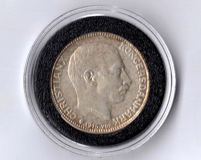 1 крона Дания. 1916 
Кристиан Х. 
В разгар Первой мировой войны серебро исчезает из широкого 