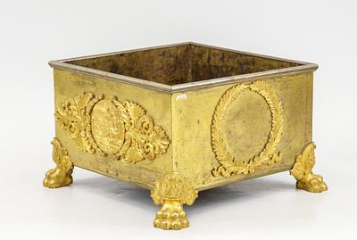 Жардиньерка металлическая с бронзовыми накладками. Европа, сер. XIX в. 
Металл, бронза, литье. 