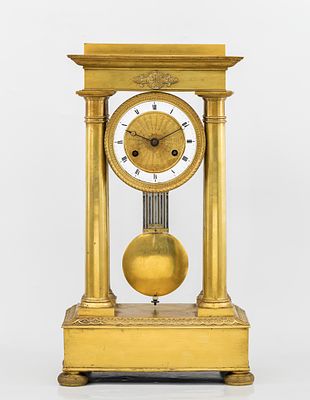 Часы каминные в стиле ампир с четырьмя колоннами. Франция, 1-я пол. XIX в. 
Бронза, литье 