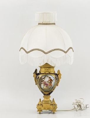 Лампа с галантной сценой и ручками в виде маскарон. Франция, кон. XIX – нач. XX вв. 
Бронза 