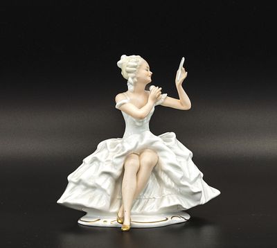 Скульптура &laquo;Девушка с зеркалом&raquo;. Германия, Фарфоровый завод Шаубах Кунст (Schaubach Kunst) 