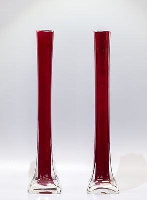 Парные вазы &laquo;Берц&raquo; с рубиновым нацветом. Богемия, 1950-е гг. 
Прозрачное стекло, рубиновый 