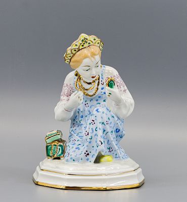 Скульптура &laquo;Малахитовая шкатулка&raquo; (&laquo;Аленушка с зеркалом&raquo;). СССР, Ленинградский завод фарфоровых 