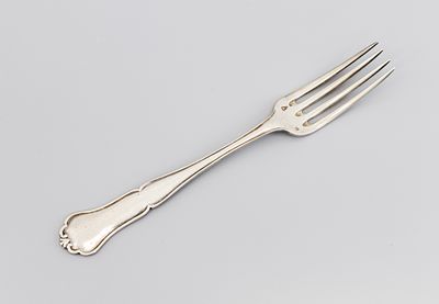 Вилка с декором в виде вензеля. Австро-Венгрия, Будапешт, 1872-1922 гг. 
Серебро 800&deg;, штамп. 