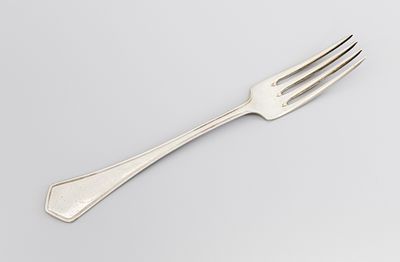 Вилка с минималистичным декором. Австро-Венгрия, Вена, 1867-1922 гг. 
Серебро 800&deg;, штамп. 