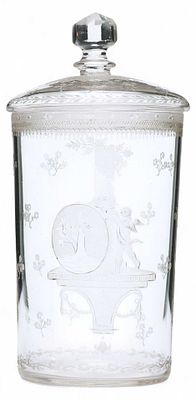 Стакан с крышкой. Богемия. Богемияначало XIX вбесцветное стекло, матовая гравировка15 см х 