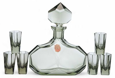 Набор для алкогольных напитков из цветного стекла. Богемияпервая половина XX векацветное стекло; 