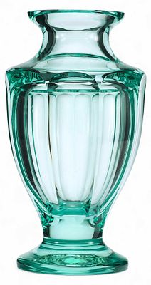 Ваза классической формы амфоры. Богемияконец XIX— первая четверть XX ввцветное стекло28 см х 