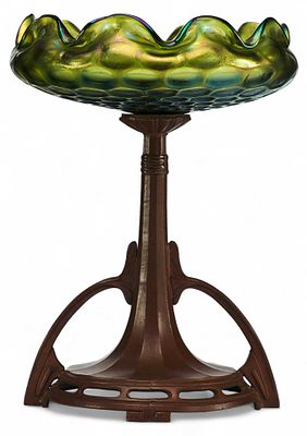 Ваза из цветного стекла с плавными краями. ЕвропаНачало XX векацветное стекло, ирригация; бронза 