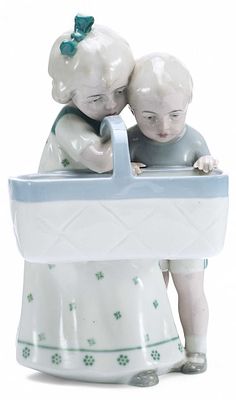 Скульптура "Дети у яслей". фабрика Ф. Пфеффра, Германия1900-1934 ггфарфор, литье, роспись15,5 см 