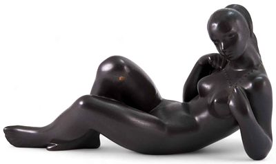 Скульптура &laquo;Девушка с бусами&raquo;. Чехословакия1930 ггфаянс; литье, тонировка.19 см х смФаянсовая 