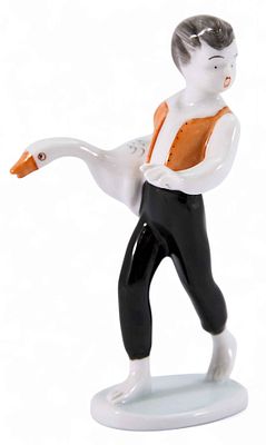 Скульптура Мальчик с гусем фарфор, Холлохаза (Holl&oacute;h&aacute;za) Венгрия 1950-е гг. Н-12,8 см. Холлохаза 