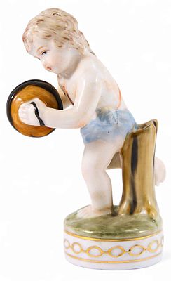 Скульптура &laquo;Мальчик с тарелками&raquo;. Германия.ХХ векфарфор, роспись подглазурная, золочение9,7 см х 