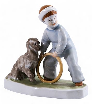 Скульптура Мальчик с обручем фарфор, Жолнаи (Zsolnay) Печ Венгрия 1970-е гг. 18,5 см. Печ 